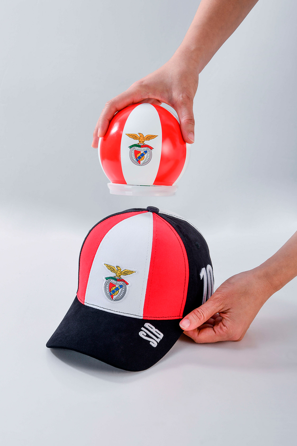 Gorra oficial Atlético de Madrid con bola LED instalada sistema completo Ball On Top